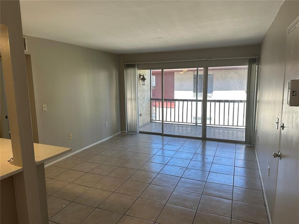 For Rent: $1,225 (1 beds, 1 baths, 710 Square Feet)