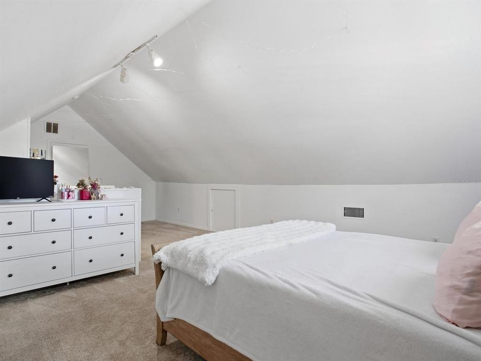 Activo con contrato: $565,000 (3 camas, 2 baños, 1851 Pies cuadrados)