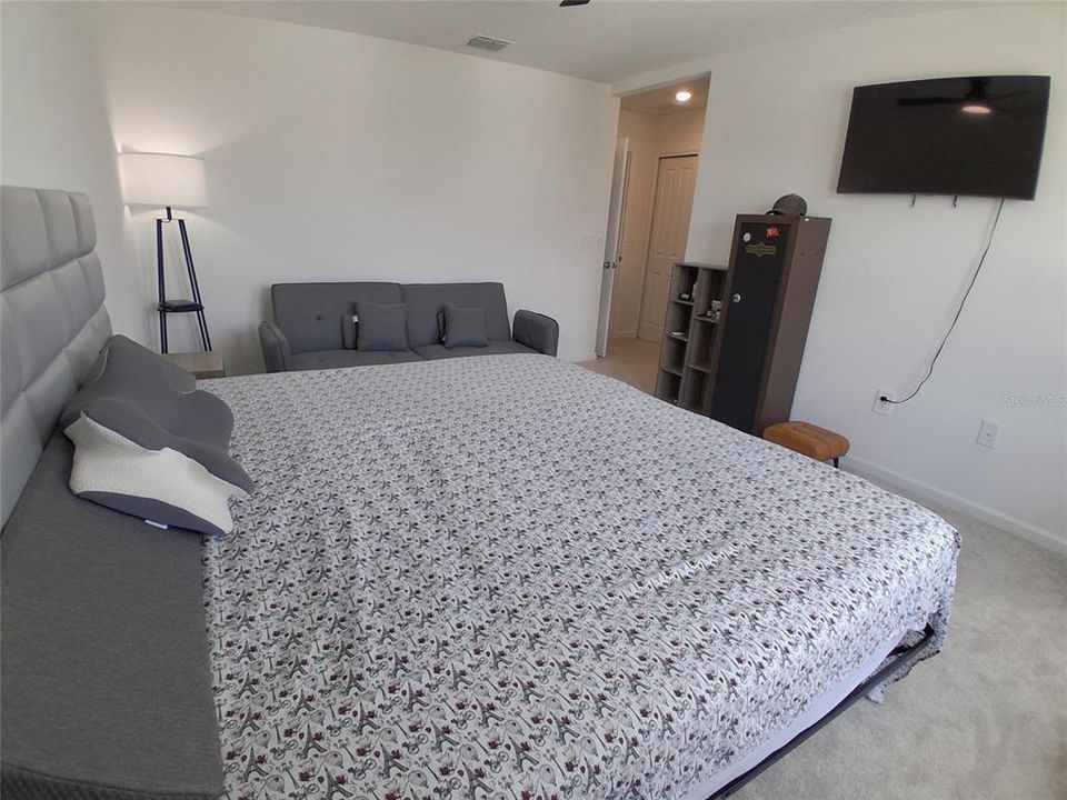 For Sale: $329,990 (6 beds, 3 baths, 2463 Square Feet)