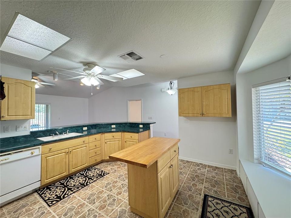 For Rent: $2,255 (3 beds, 2 baths, 1393 Square Feet)