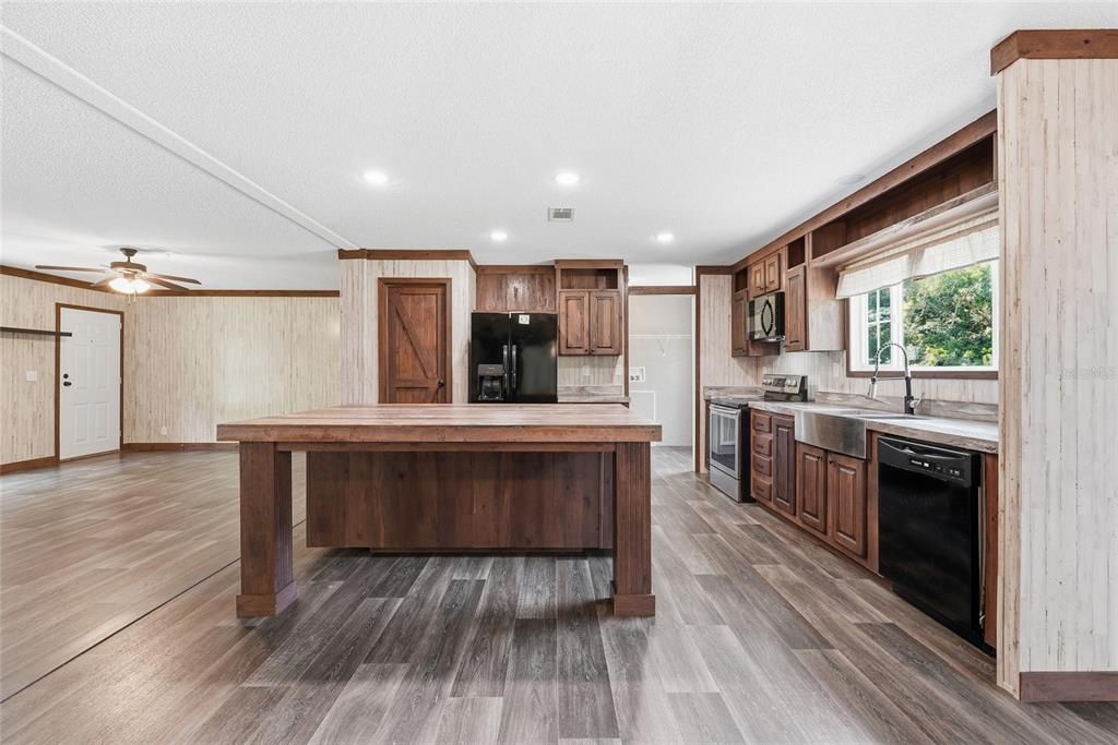 For Sale: $310,000 (5 beds, 3 baths, 2280 Square Feet)