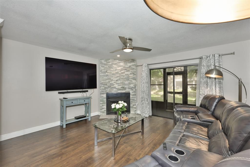 Active With Contract: $295,000 (2 beds, 2 baths, 1431 Square Feet)