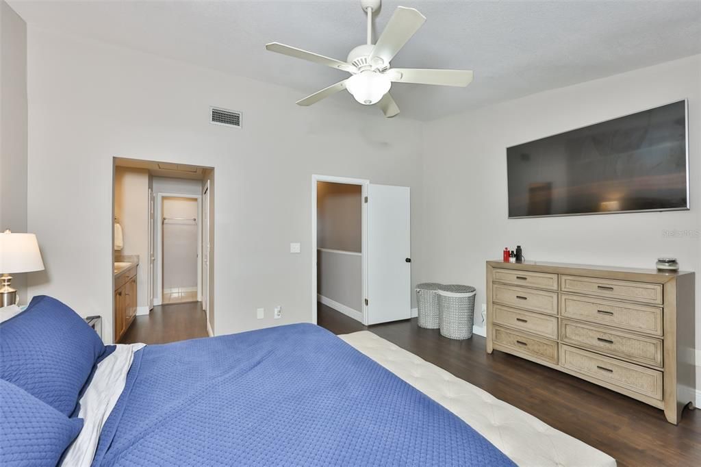Active With Contract: $295,000 (2 beds, 2 baths, 1431 Square Feet)