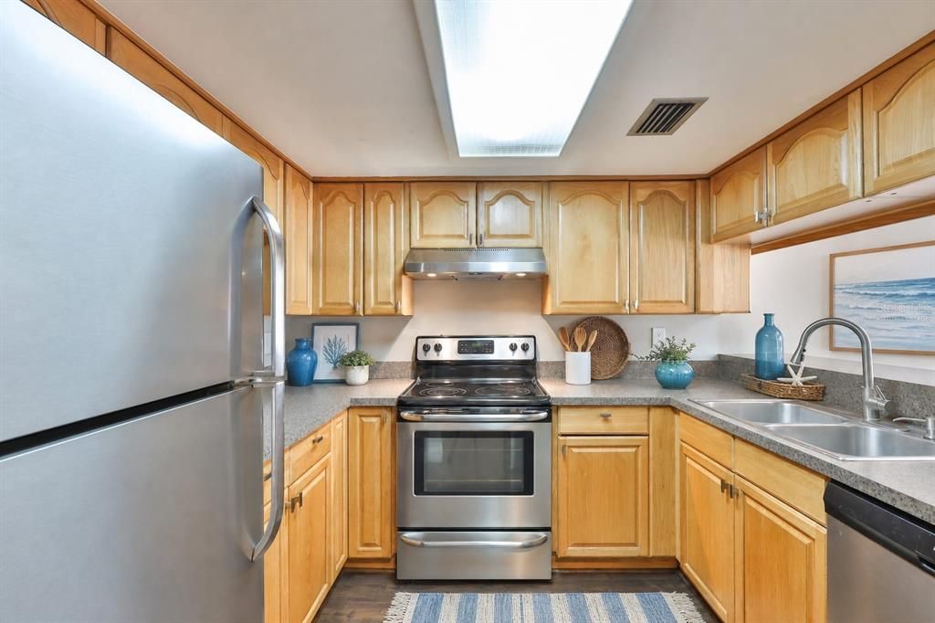Active With Contract: $295,000 (2 beds, 2 baths, 1431 Square Feet)