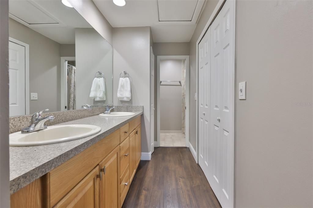 Active With Contract: $295,000 (2 beds, 2 baths, 1431 Square Feet)