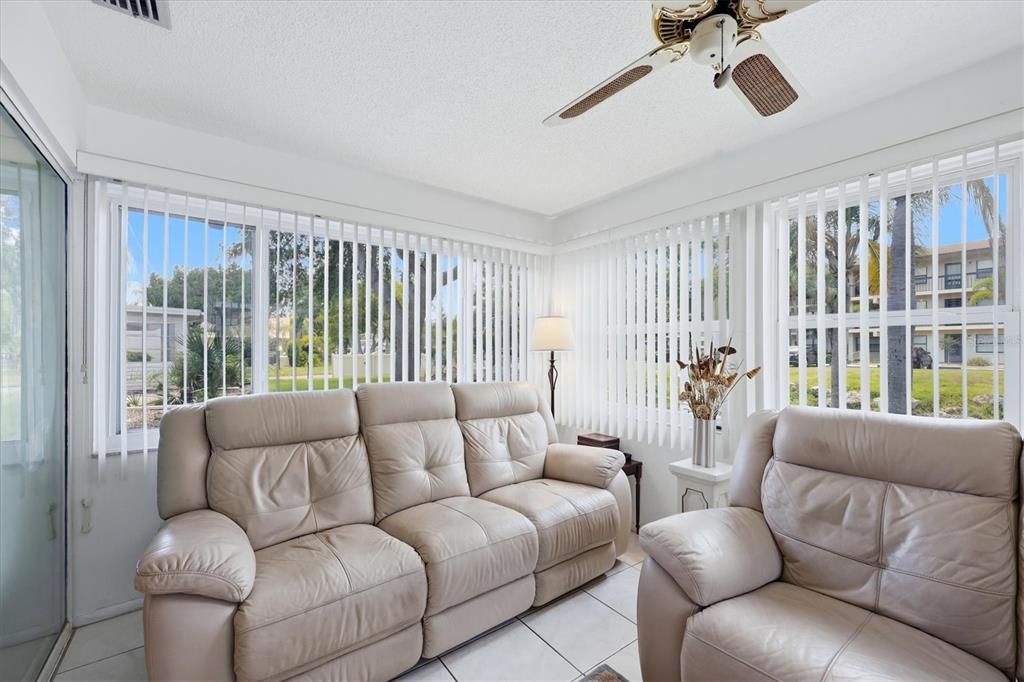For Sale: $125,000 (2 beds, 2 baths, 1125 Square Feet)