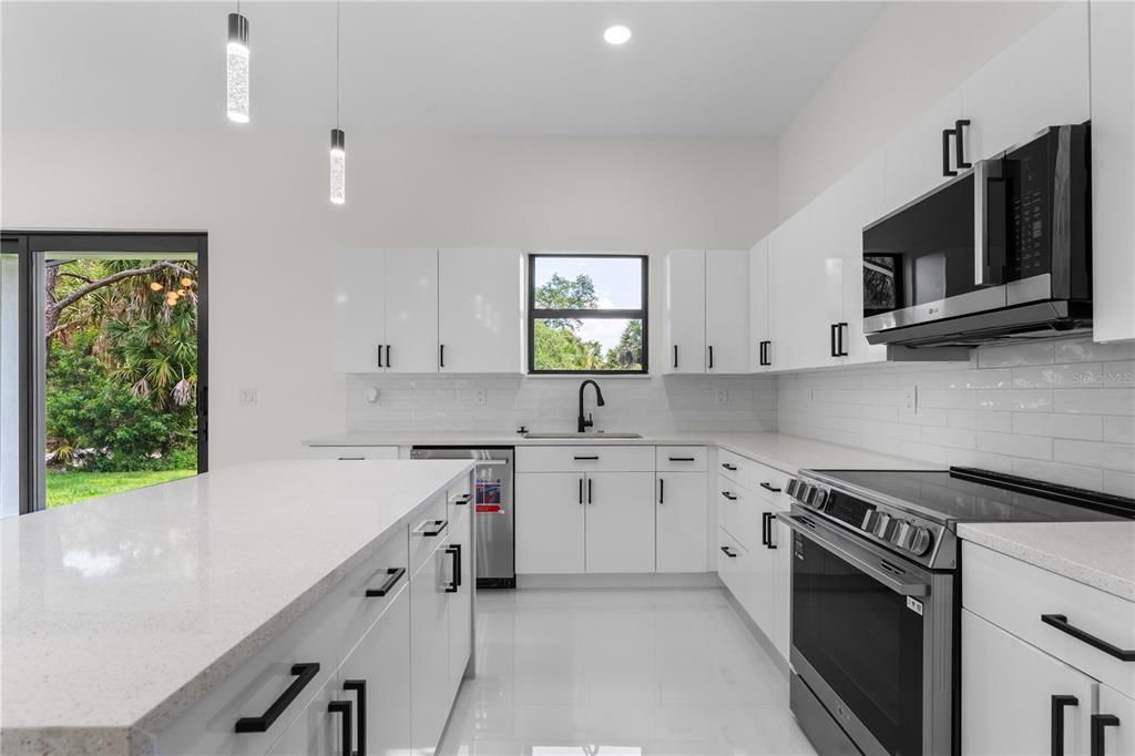 En Renta: $2,400 (4 camas, 3 baños, 1904 Pies cuadrados)