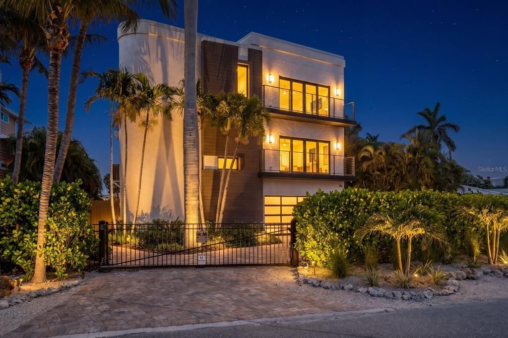 For Sale: $4,500,000 (5 beds, 4 baths, 3928 Square Feet)