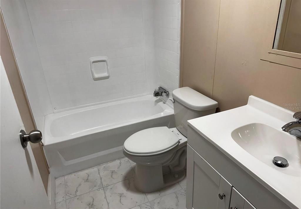 Activo con contrato: $2,400 (3 camas, 2 baños, 1298 Pies cuadrados)