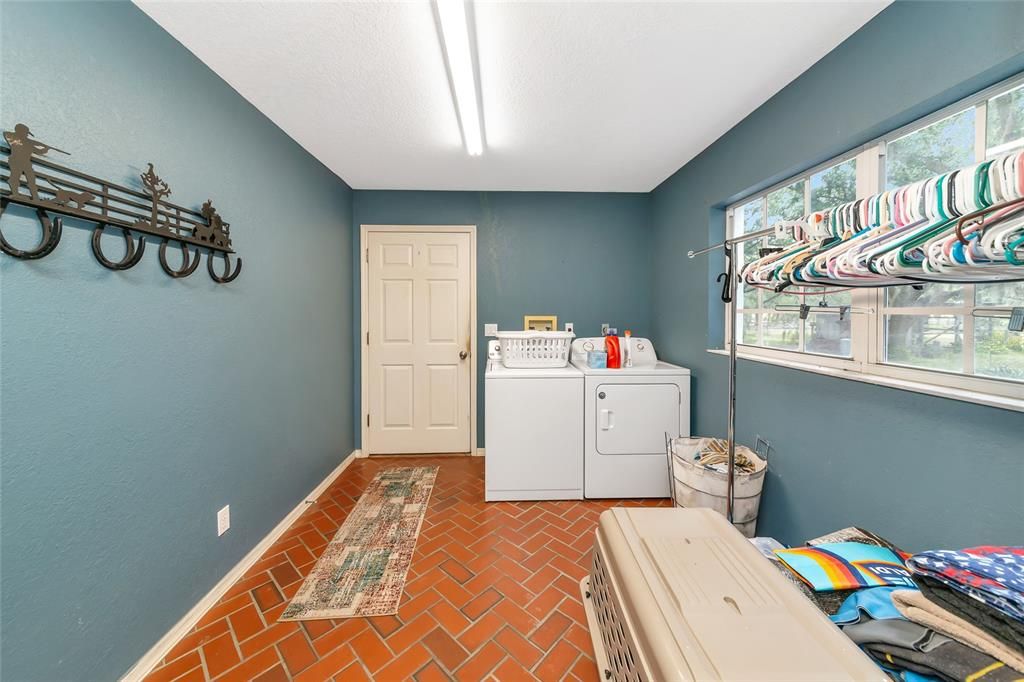 For Sale: $875,000 (3 beds, 2 baths, 1962 Square Feet)