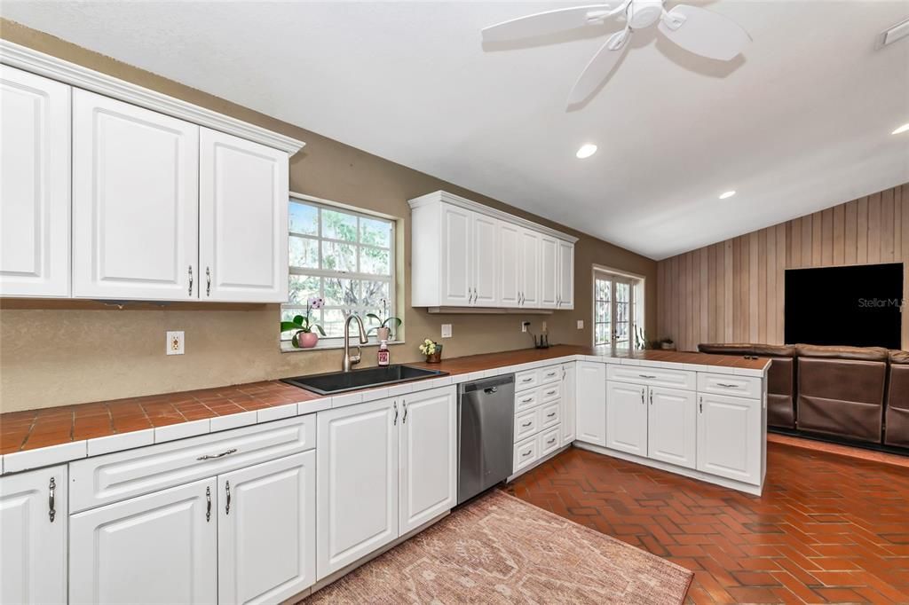 For Sale: $875,000 (3 beds, 2 baths, 1962 Square Feet)