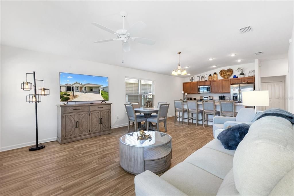 For Sale: $260,000 (2 beds, 2 baths, 1051 Square Feet)