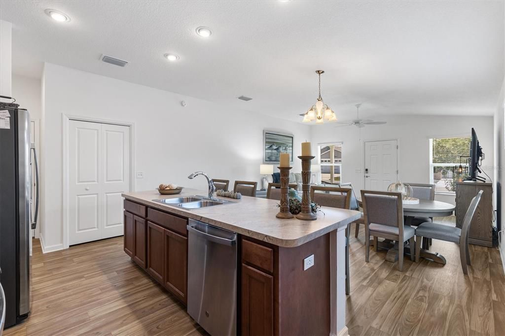 For Sale: $260,000 (2 beds, 2 baths, 1051 Square Feet)