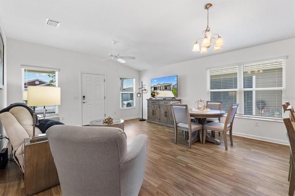 For Sale: $260,000 (2 beds, 2 baths, 1051 Square Feet)