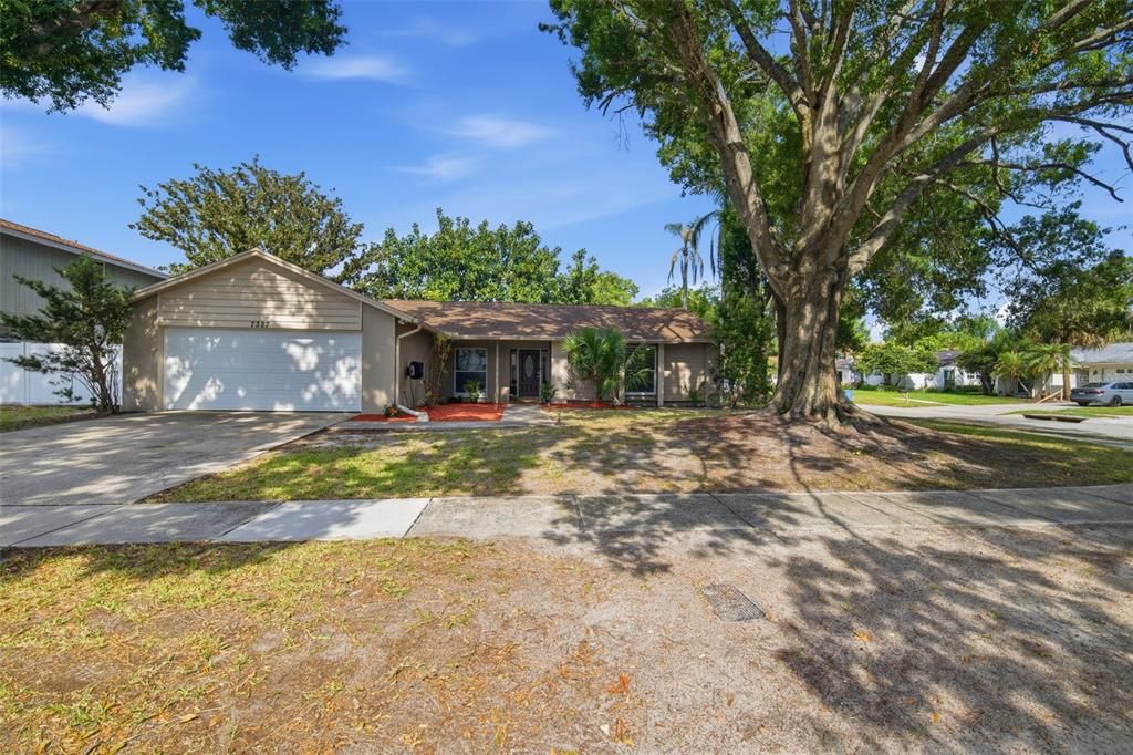 For Sale: $540,000 (4 beds, 2 baths, 2589 Square Feet)