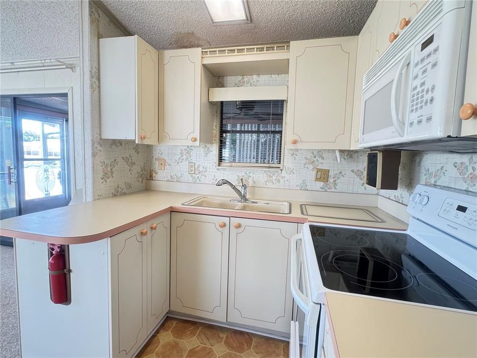 For Sale: $70,000 (1 beds, 1 baths, 680 Square Feet)