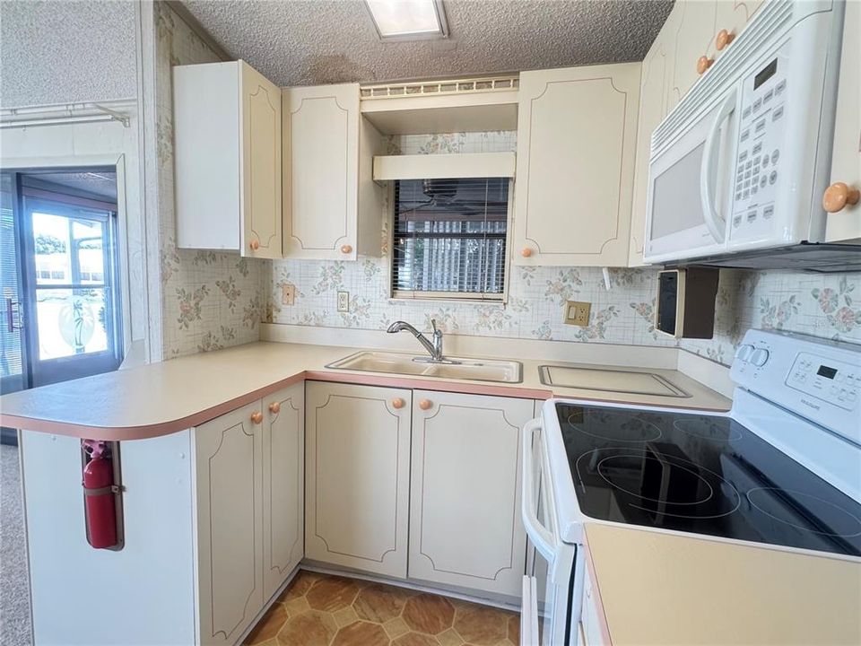 For Sale: $70,000 (1 beds, 1 baths, 680 Square Feet)