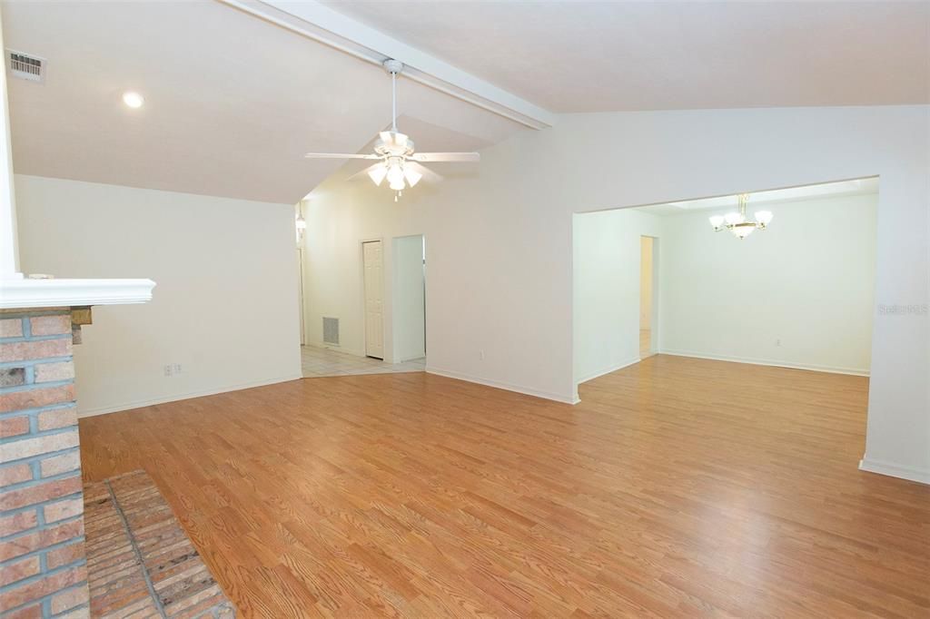 出租: $2,450 (3 贝兹, 2 浴室, 2076 平方英尺)