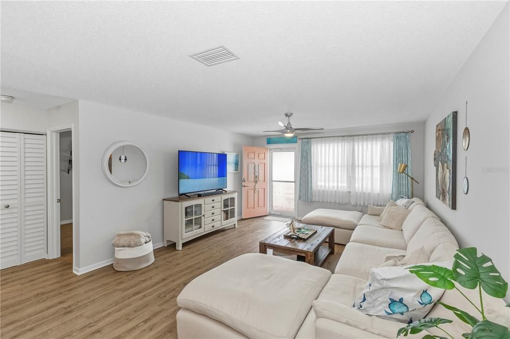 For Sale: $299,900 (2 beds, 2 baths, 1120 Square Feet)