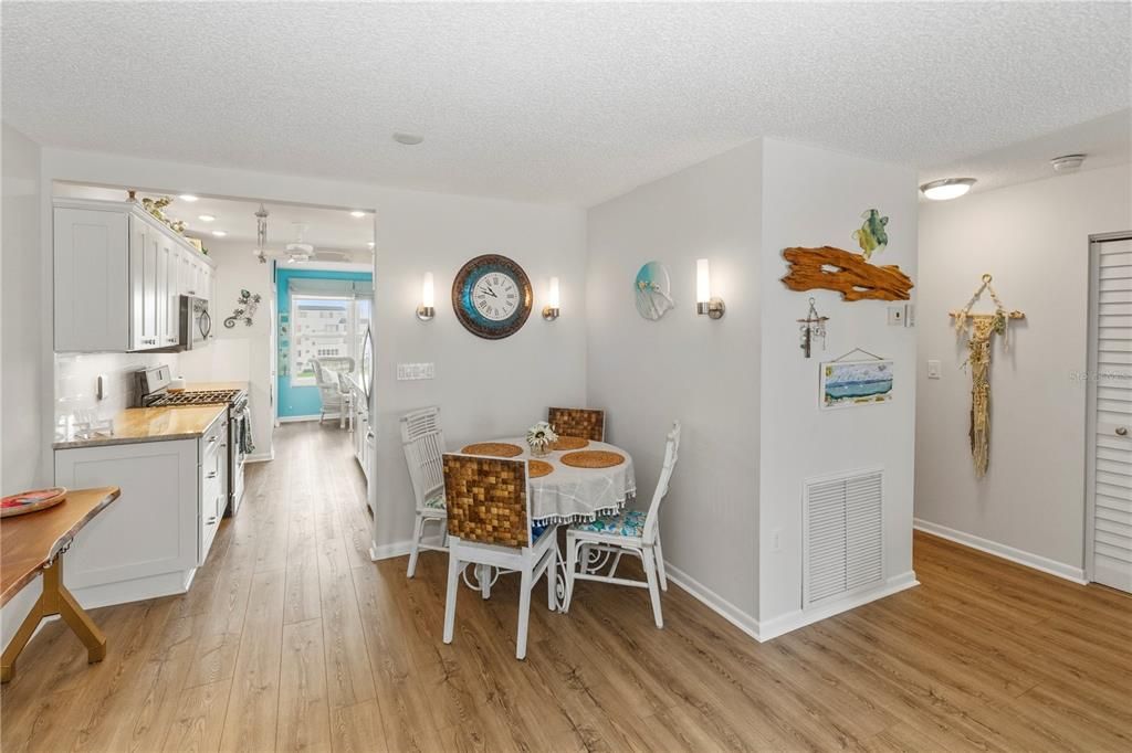 For Sale: $299,900 (2 beds, 2 baths, 1120 Square Feet)