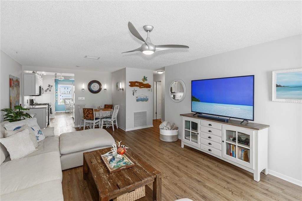 For Sale: $299,900 (2 beds, 2 baths, 1120 Square Feet)