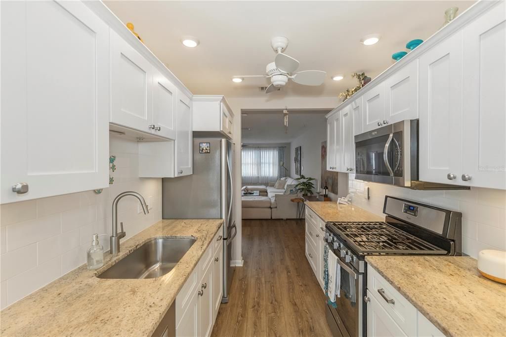 For Sale: $299,900 (2 beds, 2 baths, 1120 Square Feet)
