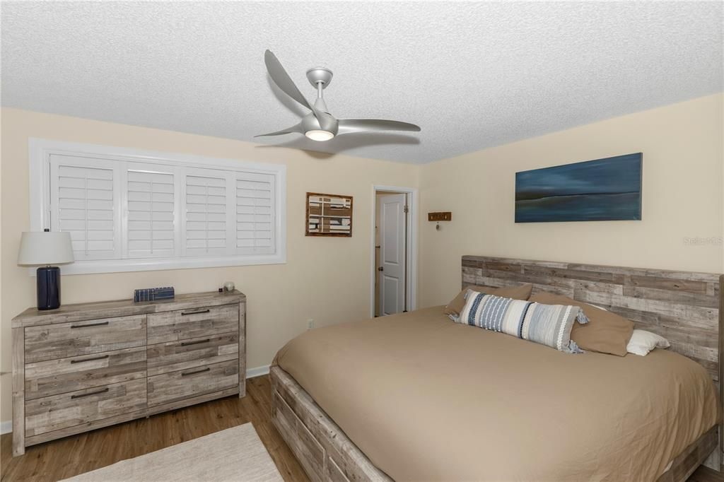 For Sale: $299,900 (2 beds, 2 baths, 1120 Square Feet)