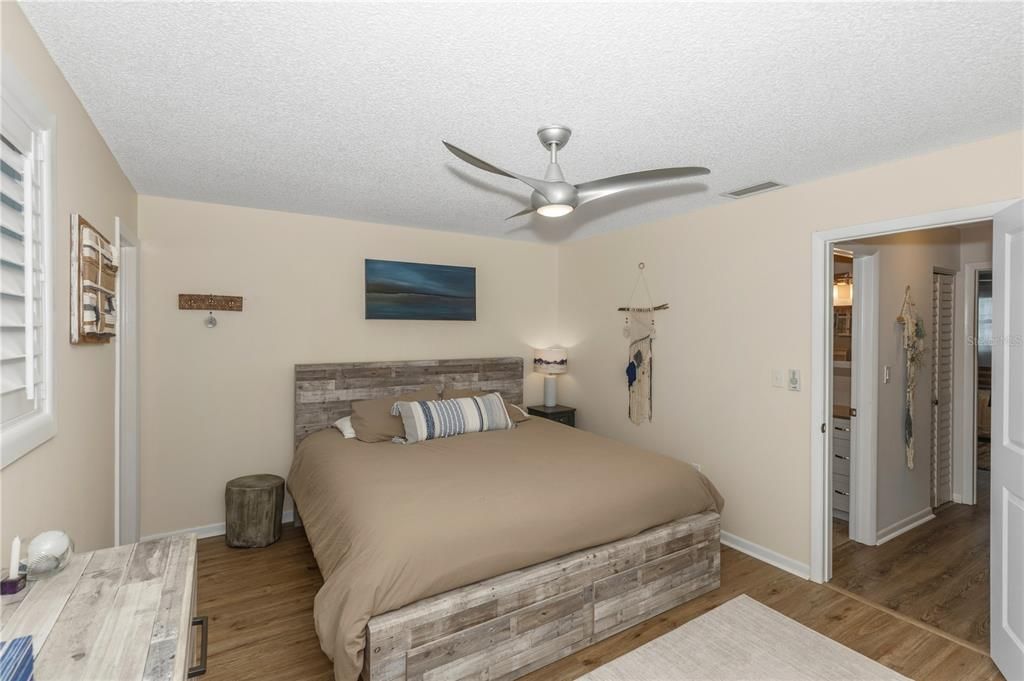 For Sale: $299,900 (2 beds, 2 baths, 1120 Square Feet)