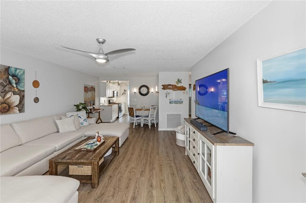 For Sale: $299,900 (2 beds, 2 baths, 1120 Square Feet)