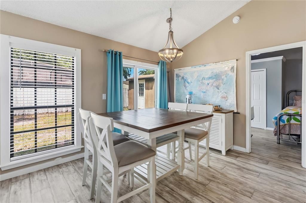 For Sale: $320,000 (2 beds, 2 baths, 1133 Square Feet)