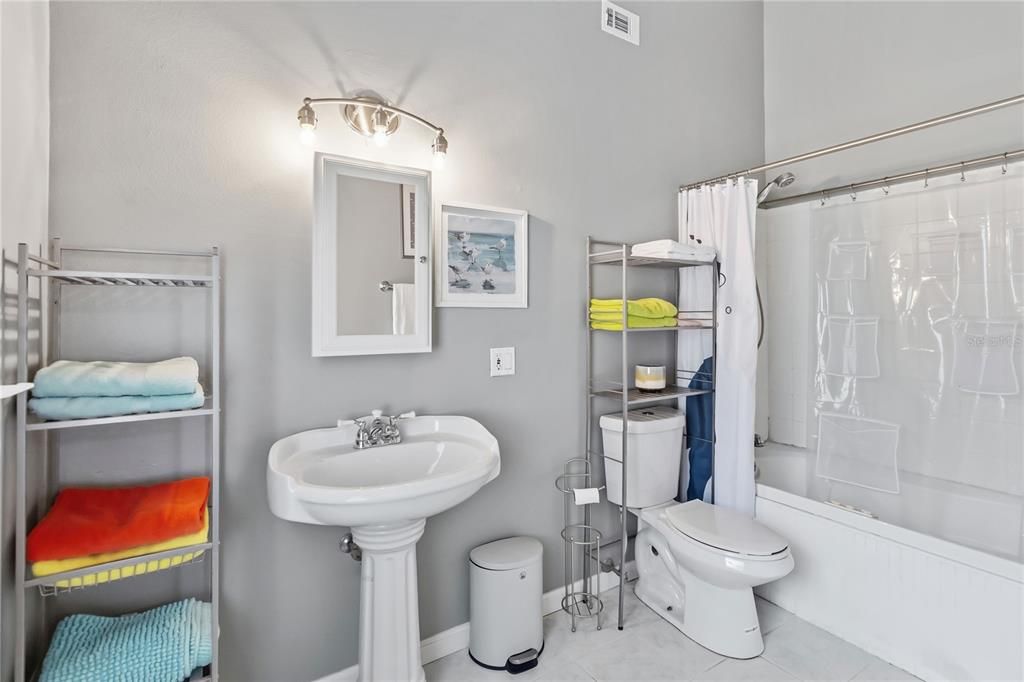 For Sale: $320,000 (2 beds, 2 baths, 1133 Square Feet)