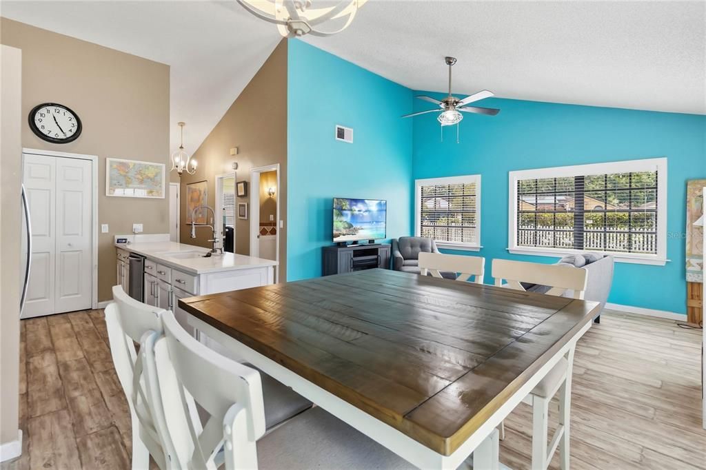 For Sale: $320,000 (2 beds, 2 baths, 1133 Square Feet)