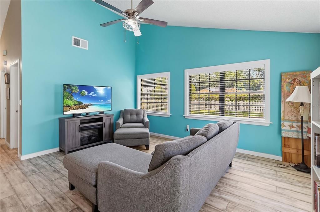 For Sale: $320,000 (2 beds, 2 baths, 1133 Square Feet)