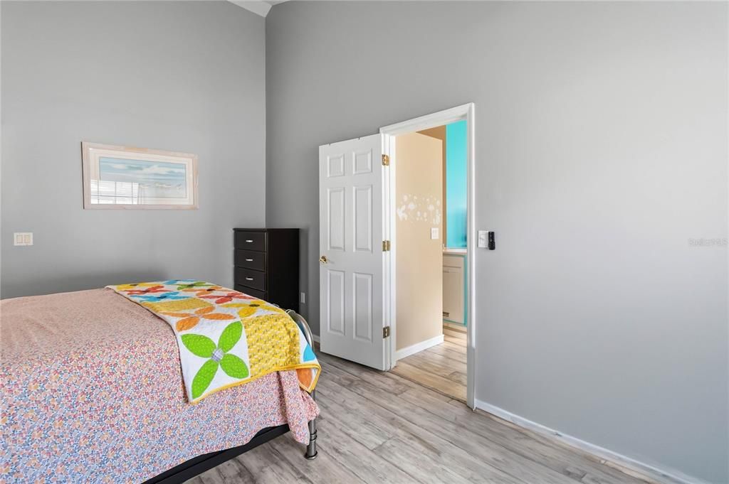 For Sale: $320,000 (2 beds, 2 baths, 1133 Square Feet)