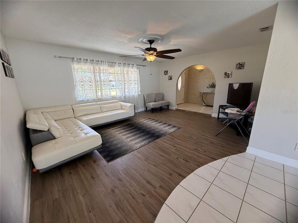 For Sale: $349,900 (3 beds, 2 baths, 1615 Square Feet)
