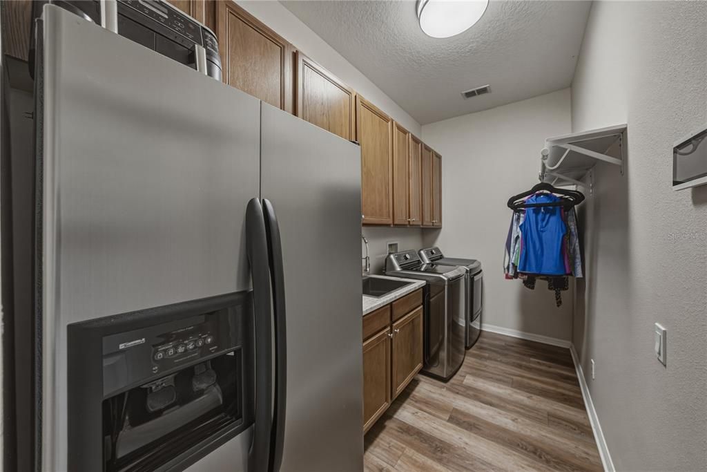 Active With Contract: $700,000 (3 beds, 3 baths, 2471 Square Feet)