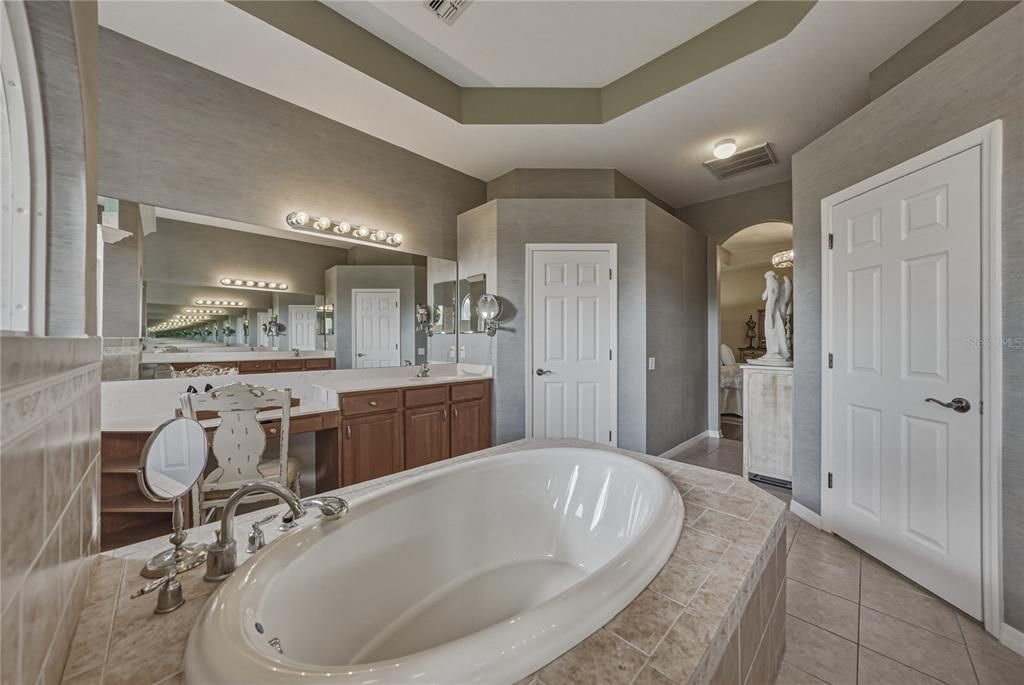 Active With Contract: $700,000 (3 beds, 3 baths, 2471 Square Feet)