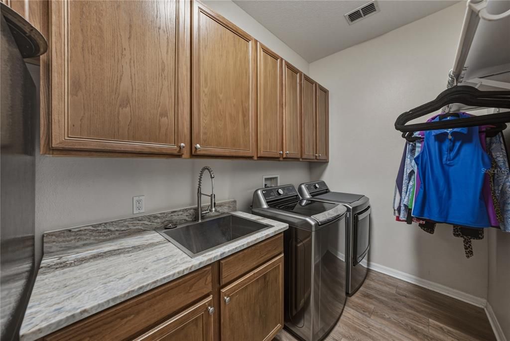 Active With Contract: $700,000 (3 beds, 3 baths, 2471 Square Feet)