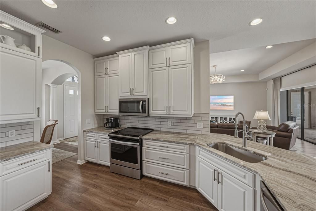 Active With Contract: $700,000 (3 beds, 3 baths, 2471 Square Feet)