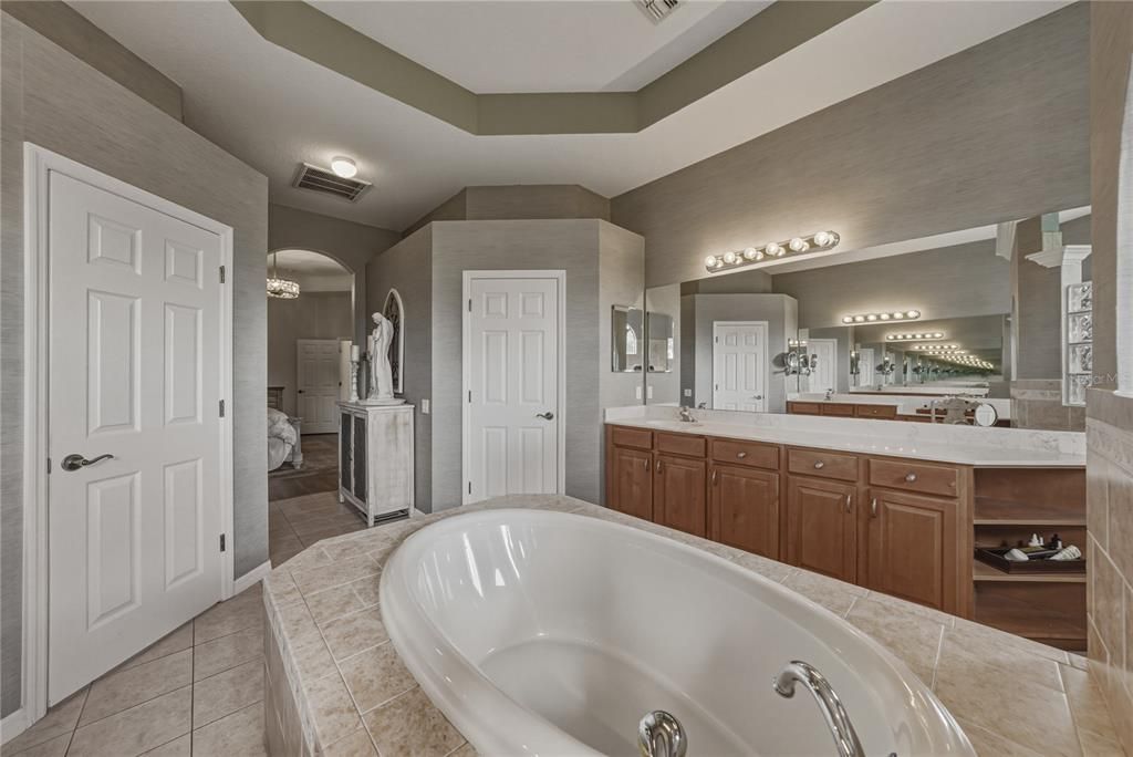 Active With Contract: $700,000 (3 beds, 3 baths, 2471 Square Feet)