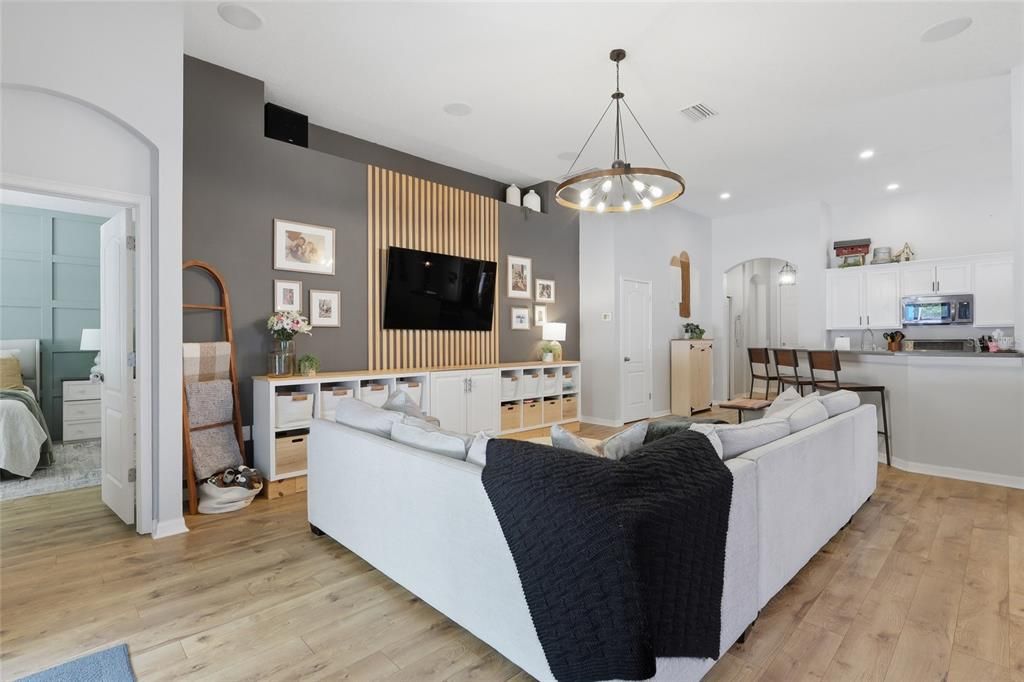 Activo con contrato: $385,000 (4 camas, 3 baños, 2013 Pies cuadrados)
