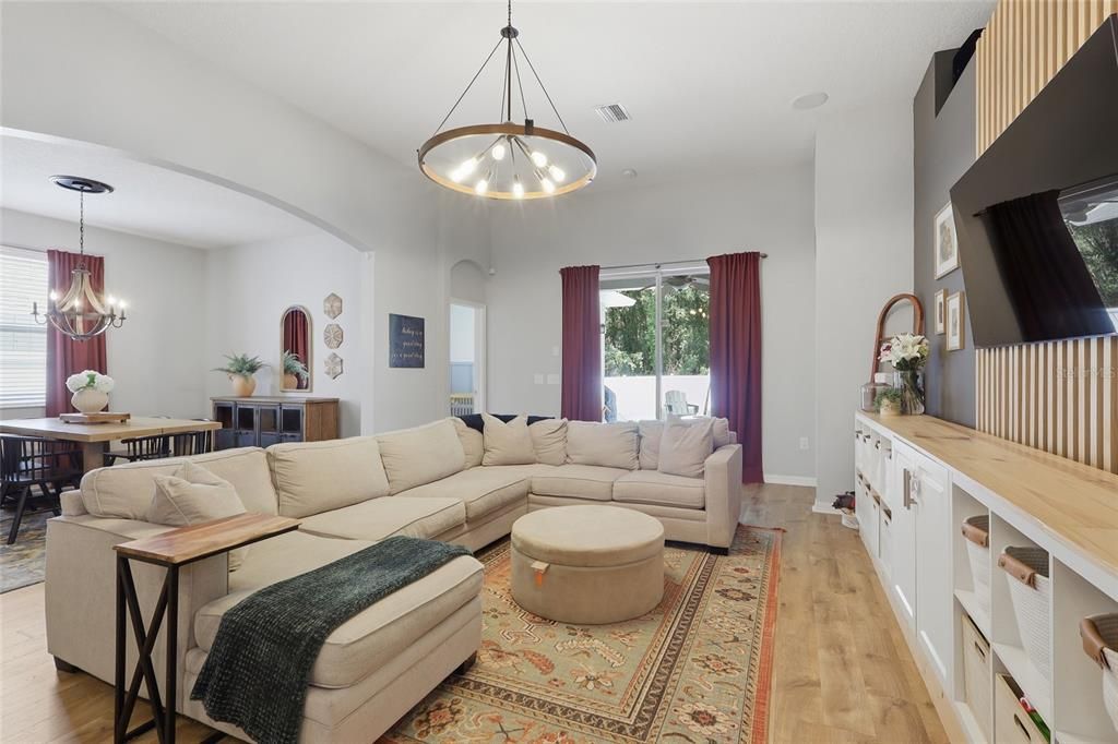Activo con contrato: $385,000 (4 camas, 3 baños, 2013 Pies cuadrados)