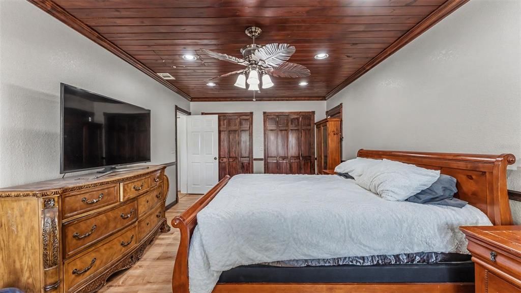 For Sale: $299,900 (4 beds, 2 baths, 1860 Square Feet)