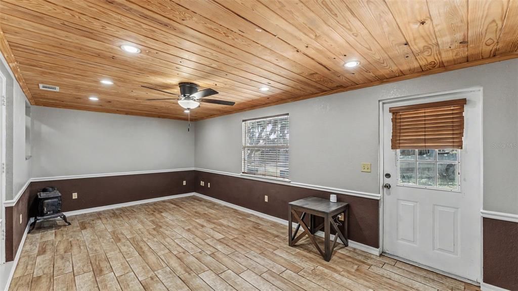 For Sale: $299,900 (4 beds, 2 baths, 1860 Square Feet)