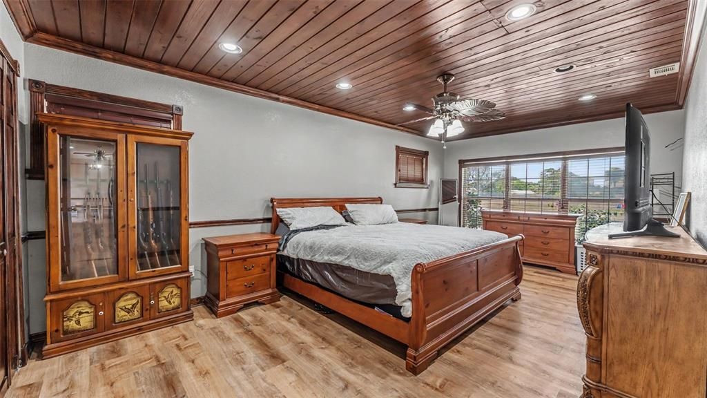 For Sale: $299,900 (4 beds, 2 baths, 1860 Square Feet)