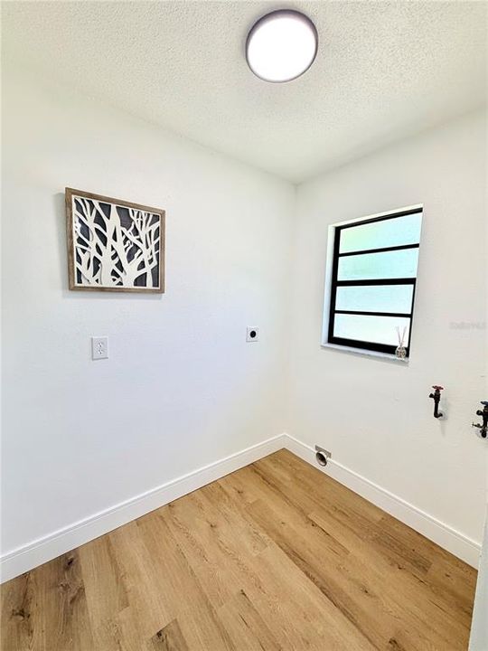 合同活跃: $189,900 (2 贝兹, 1 浴室, 1044 平方英尺)