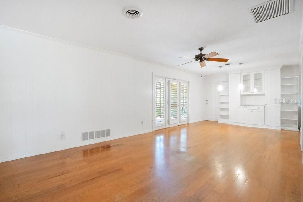 Activo con contrato: $925,000 (4 camas, 2 baños, 2280 Pies cuadrados)