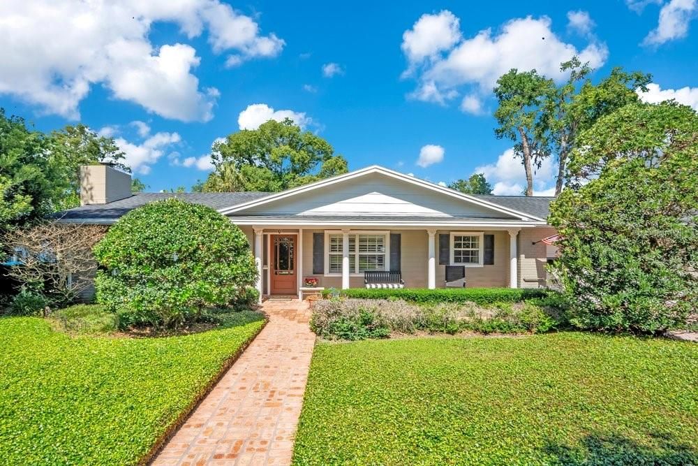Activo con contrato: $925,000 (4 camas, 2 baños, 2280 Pies cuadrados)