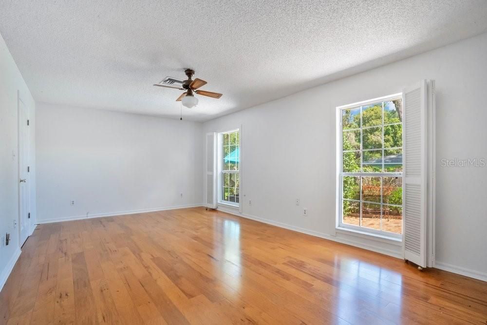 Activo con contrato: $925,000 (4 camas, 2 baños, 2280 Pies cuadrados)