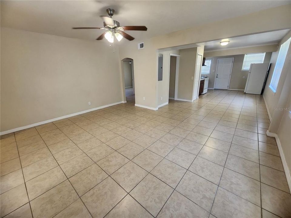For Rent: $1,299 (3 beds, 1 baths, 1238 Square Feet)